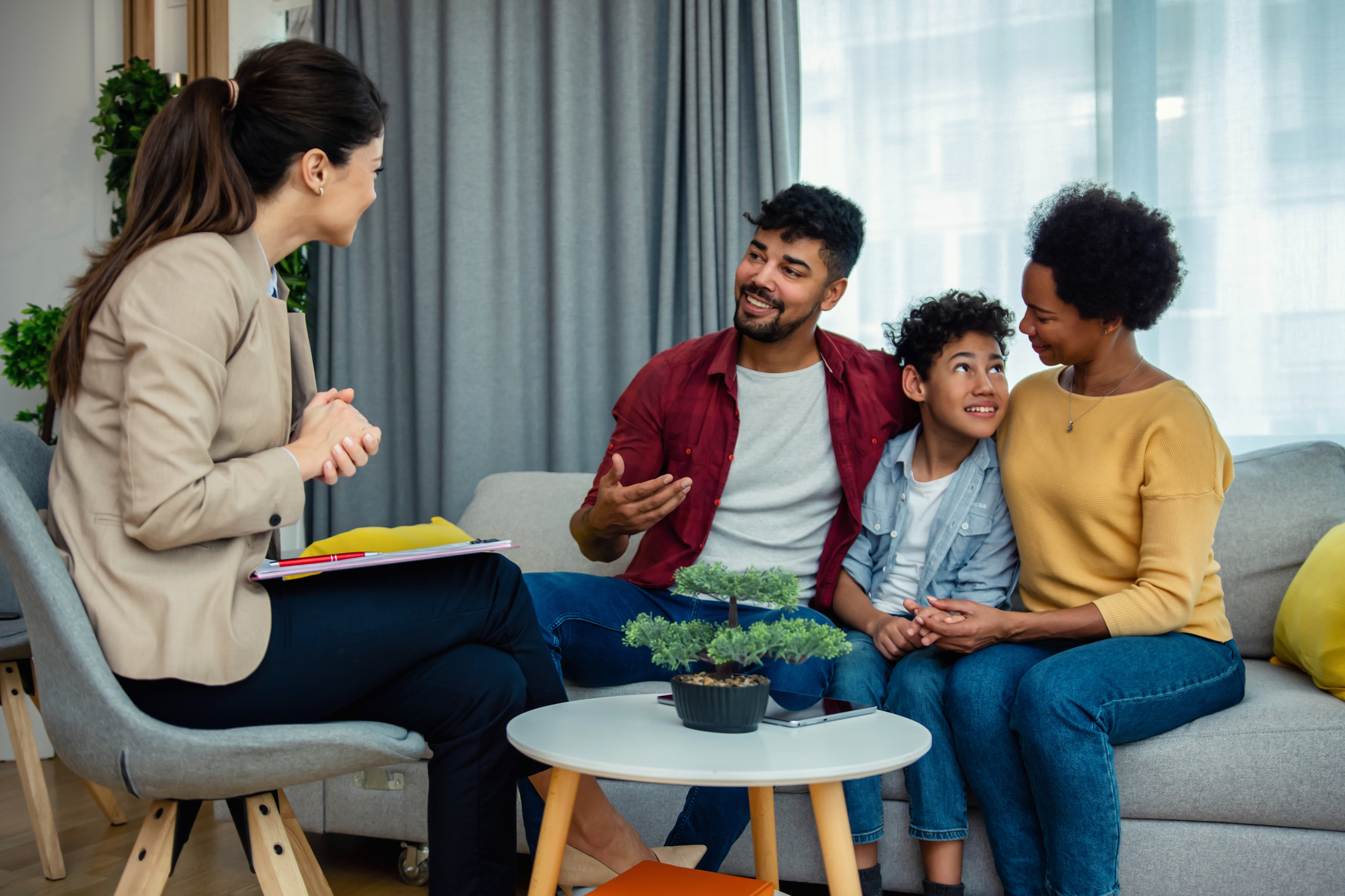 A family therapist listens to the hispanic family during their therapy session