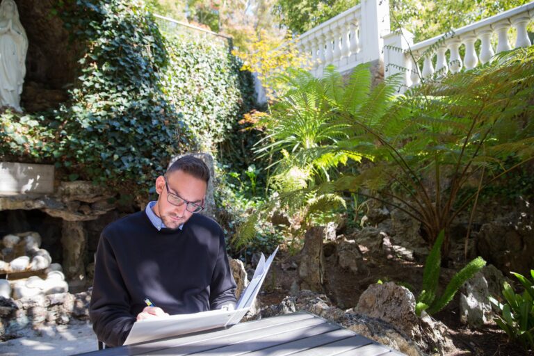 A bachelor’s degree student studies outside.